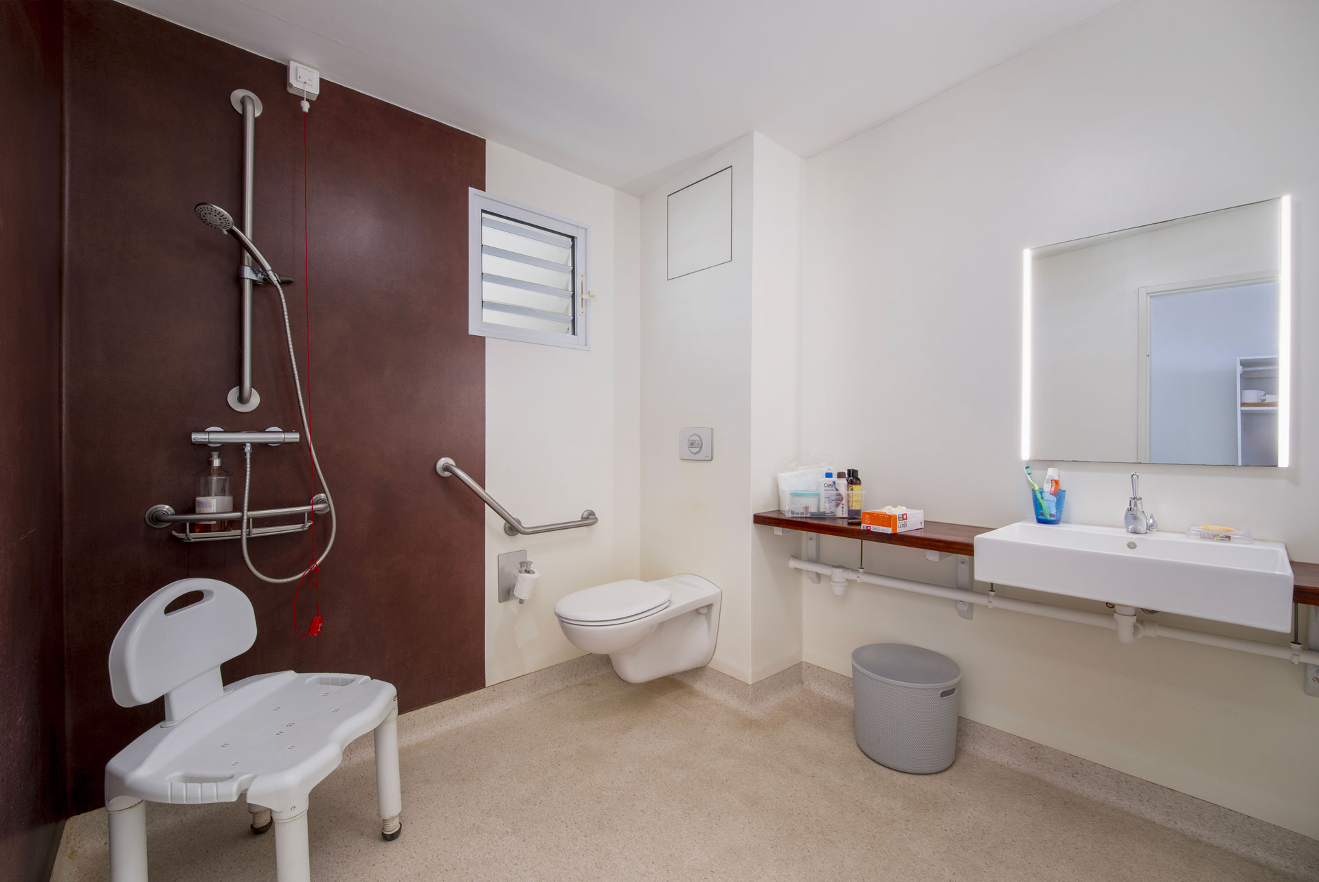 ehpad-tahiti-salle-de-bain-01