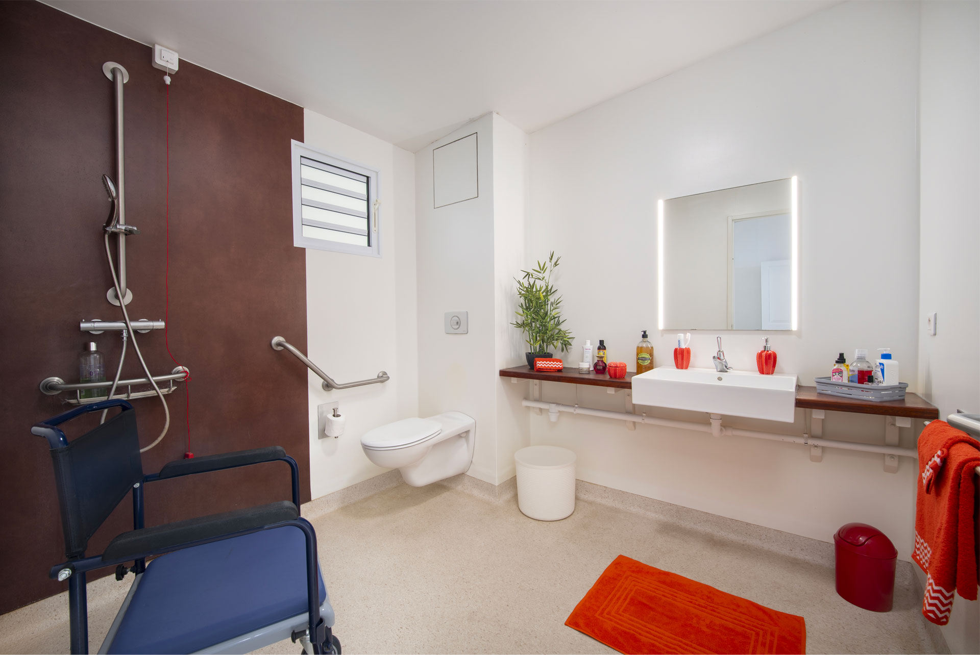 ehpad-tahiti-salle-de-bain-02